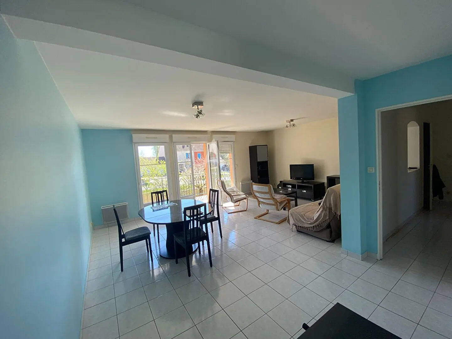 Σαλόνι; ξύλινο πάτωμα, φυσικό φως, μοντέρνο στυλ, ψηλά ταβάνια