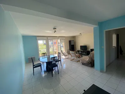 Σαλόνι; ξύλινο πάτωμα, φυσικό φως, μοντέρνο στυλ, ψηλά ταβάνια