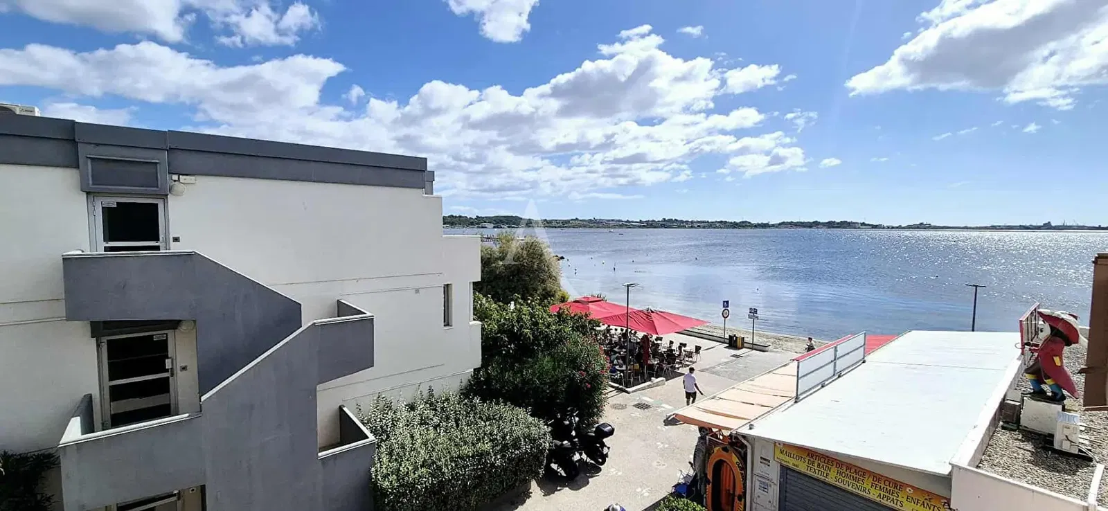 Dnevni boravak; drveni pod, prirodna svjetlost, moderan stil, visoki stropovi