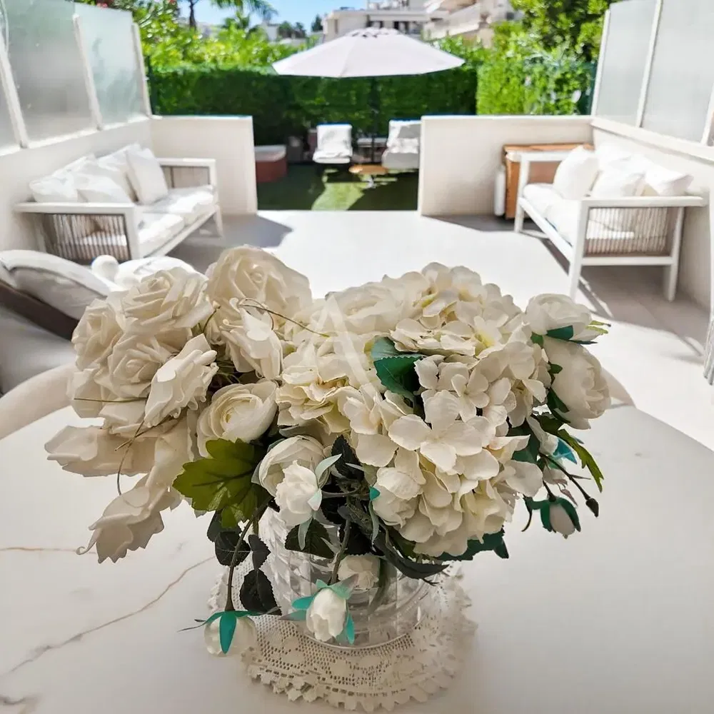 Oturma odası; ahşap zemin, doğal ışık, modern stil, yüksek tavan