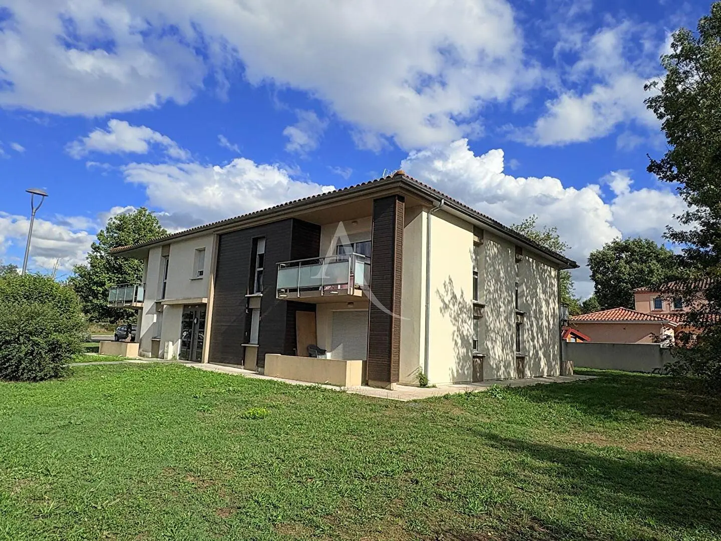 Kuhinja; kućanski aparati, drveni pod, prirodna svjetlost, moderan stil, renoviran