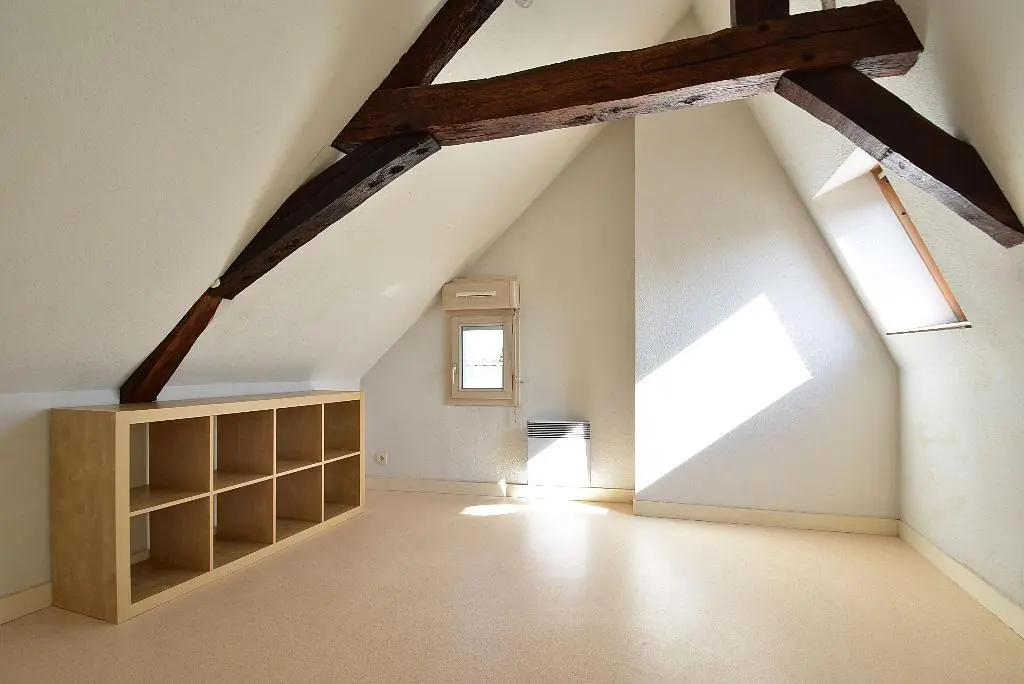 Σαλόνι; ξύλινο πάτωμα, φυσικό φως, μοντέρνο στυλ, ψηλά ταβάνια