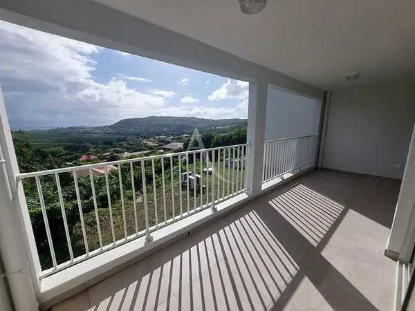 غرفة معيشة; أرضية خشبية, ضوء طبيعي, أسلوب عصري, أسقف عالية