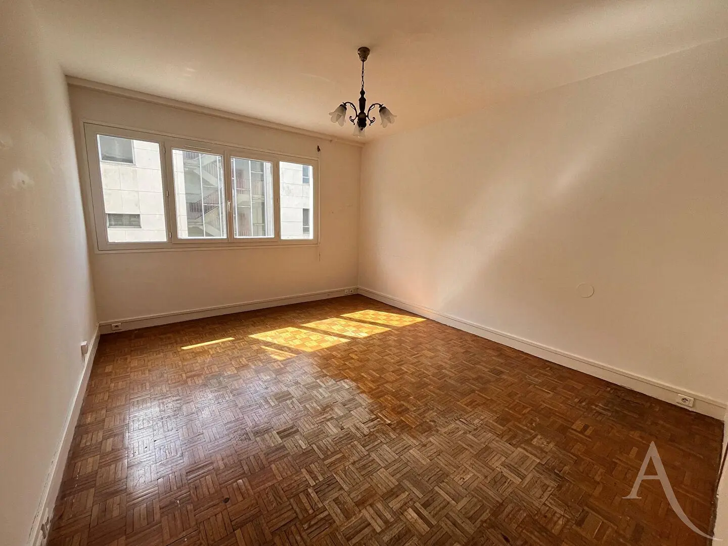 Obývačka; drevená podlaha, prirodzené svetlo, moderný štýl, vysoké stropy