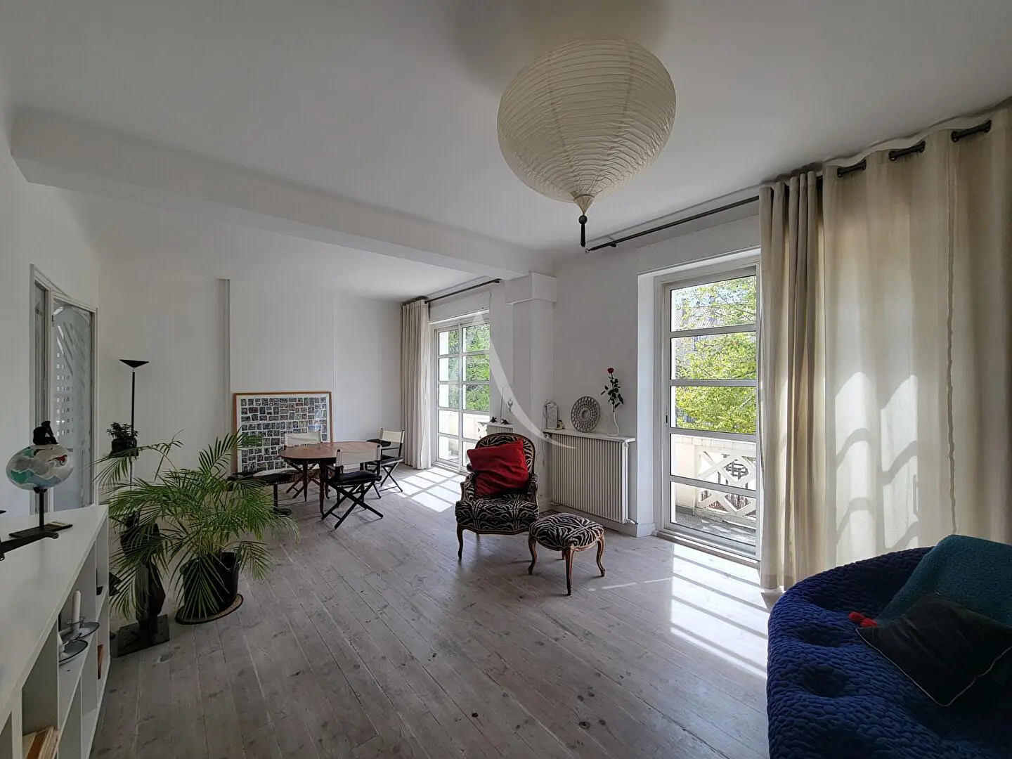 Κουζίνα; συσκευές κουζίνας, ξύλινο πάτωμα, φυσικό φως, μοντέρνο στυλ, ανακαινισμένο