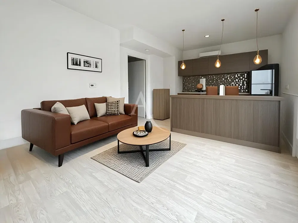 Wohnzimmer; holzboden, tageslicht, moderner stil, hohe decken