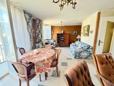 Wohnzimmer; holzboden, tageslicht, moderner stil, hohe decken