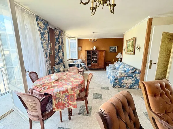 Wohnzimmer; holzboden, tageslicht, moderner stil, hohe decken