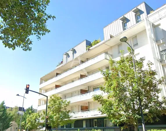 Дневна соба; дрвени под, природно светло, модерни стил, високи плафони