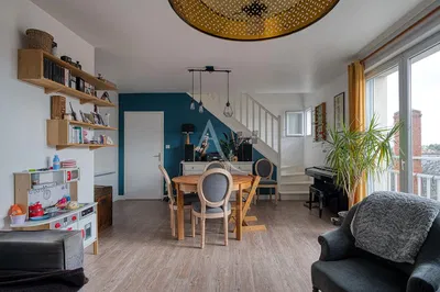 Дневна соба; дрвени под, природно светло, модерни стил, високи плафони