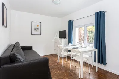 Σαλόνι; ξύλινο πάτωμα, φυσικό φως, μοντέρνο στυλ, ψηλά ταβάνια