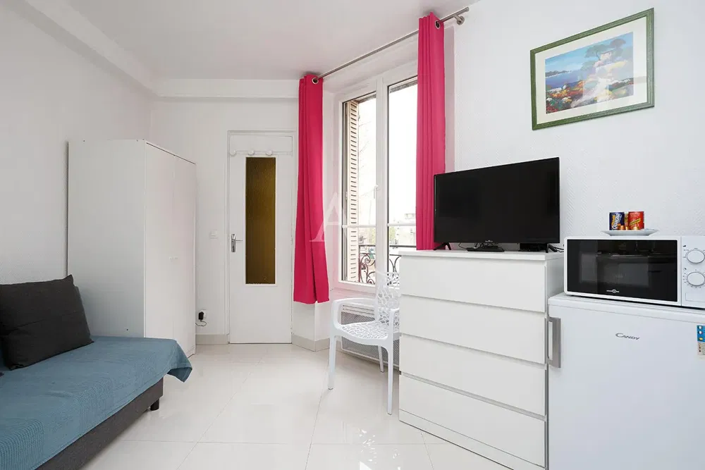 Σαλόνι; ξύλινο πάτωμα, φυσικό φως, μοντέρνο στυλ, ψηλά ταβάνια