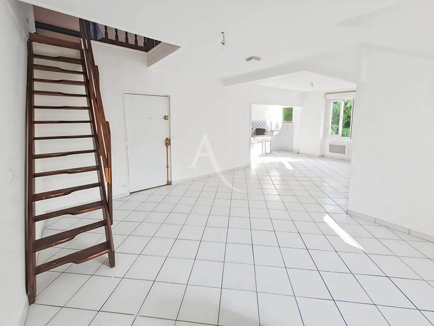 Wohnzimmer; holzboden, tageslicht, moderner stil, hohe decken