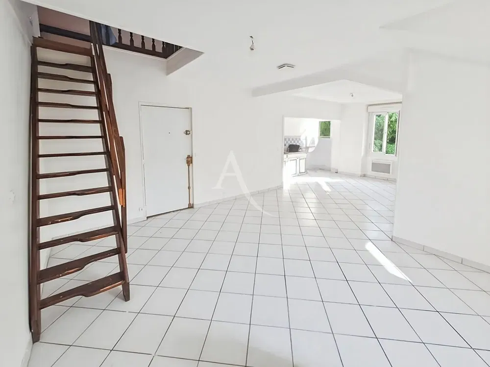 Wohnzimmer; holzboden, tageslicht, moderner stil, hohe decken