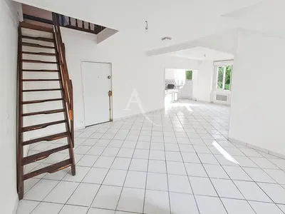 Wohnzimmer; holzboden, tageslicht, moderner stil, hohe decken