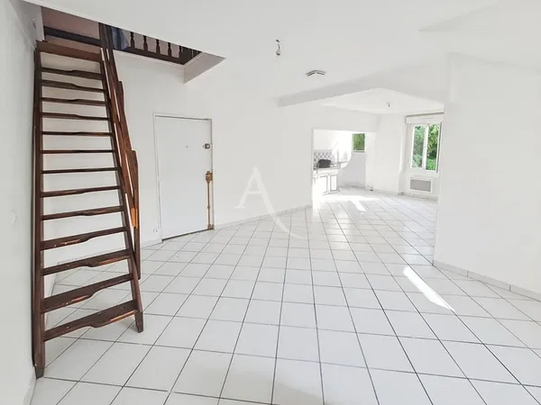 Wohnzimmer; holzboden, tageslicht, moderner stil, hohe decken