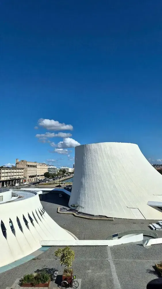 Obývačka; drevená podlaha, prirodzené svetlo, moderný štýl, vysoké stropy