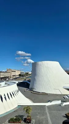 Obývačka; drevená podlaha, prirodzené svetlo, moderný štýl, vysoké stropy