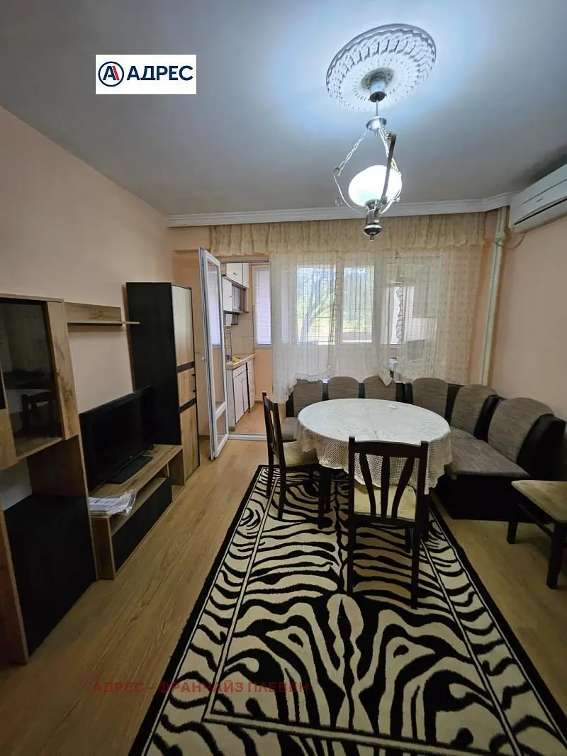 Wohnzimmer; holzboden, tageslicht, moderner stil, hohe decken