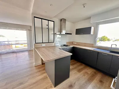 Σαλόνι; ξύλινο πάτωμα, φυσικό φως, μοντέρνο στυλ, ψηλά ταβάνια