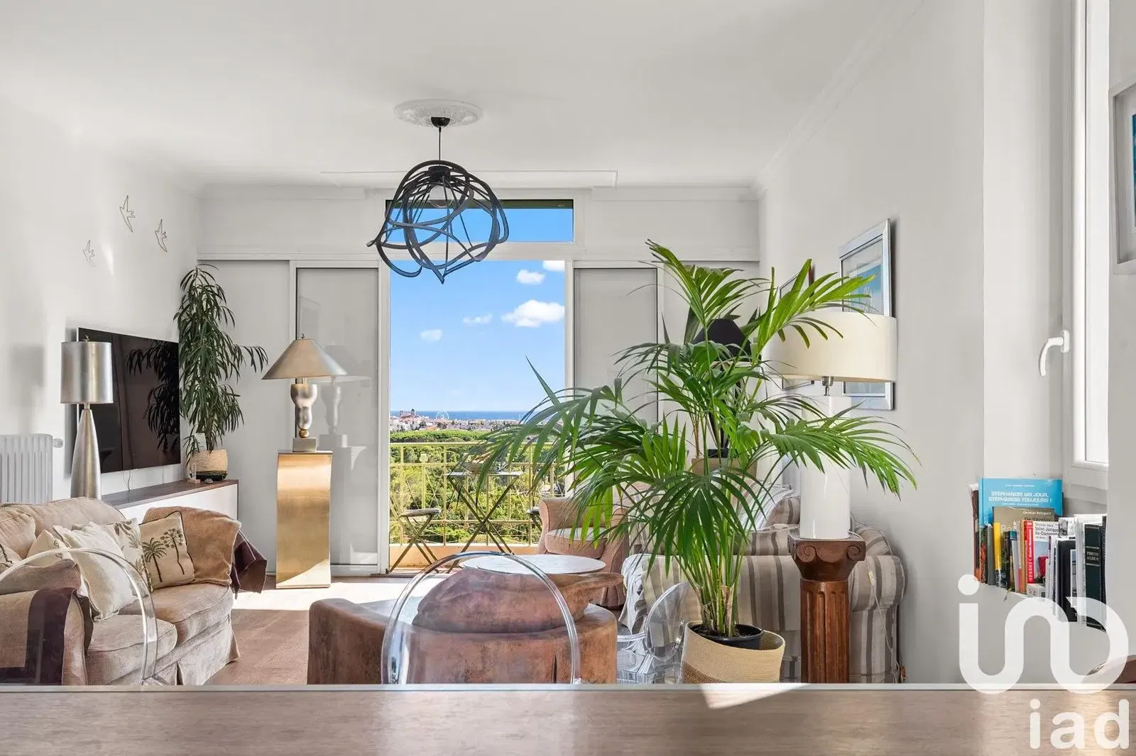 Wohnzimmer; holzboden, tageslicht, moderner stil, hohe decken