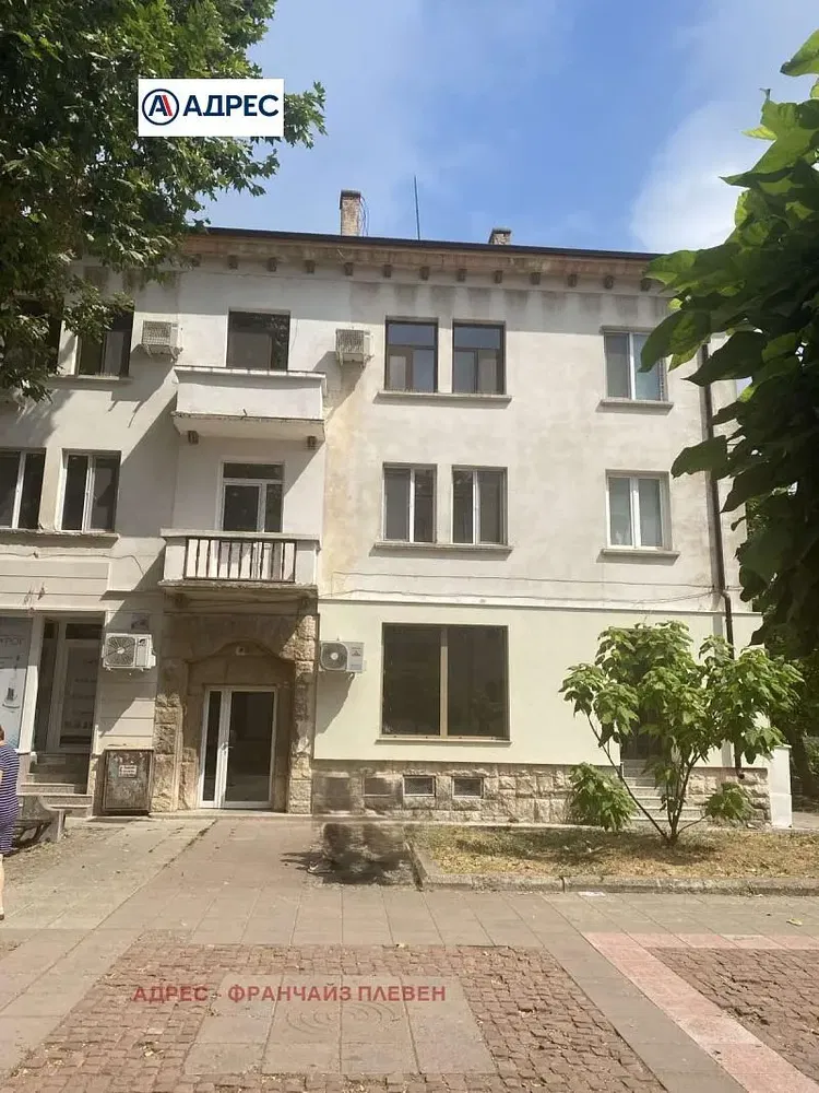 Wohnzimmer; holzboden, tageslicht, moderner stil, hohe decken