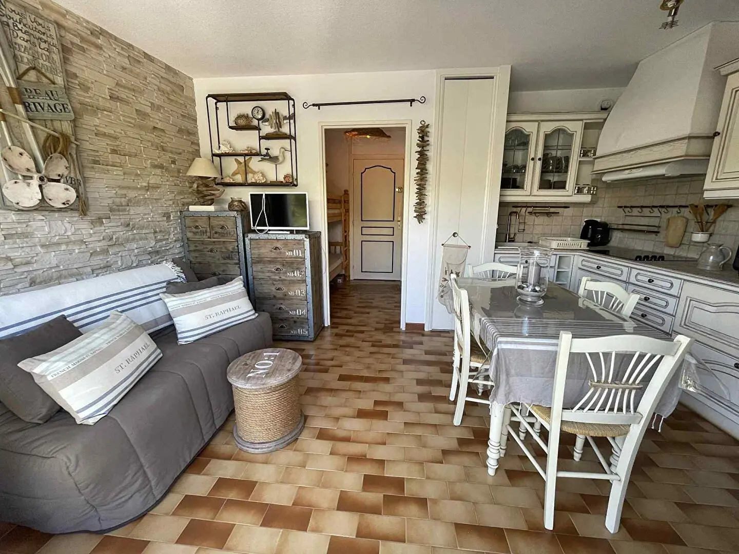 Wohnzimmer; holzboden, tageslicht, moderner stil, hohe decken