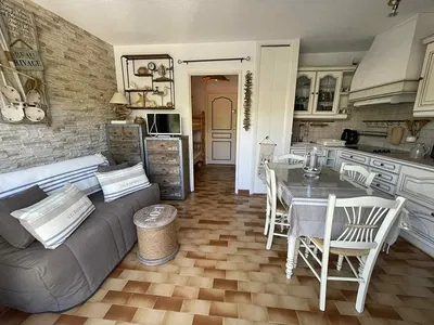 Wohnzimmer; holzboden, tageslicht, moderner stil, hohe decken