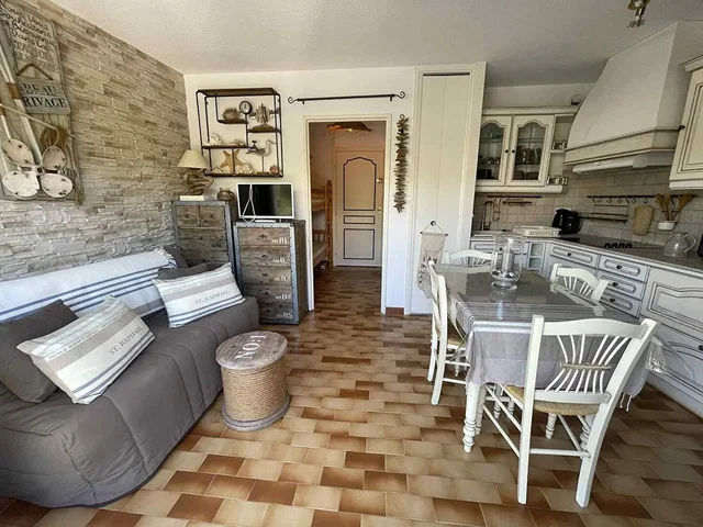 Obývací pokoj; dřevěná podlaha, přirozené světlo, moderní styl, vysoké stropy