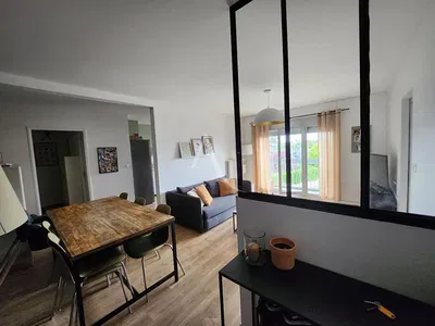 Wohnzimmer; holzboden, tageslicht, moderner stil, hohe decken