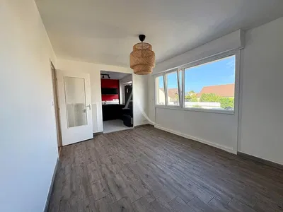 Woonkamer; houten vloer, natuurlijk licht, moderne stijl, hoge plafonds