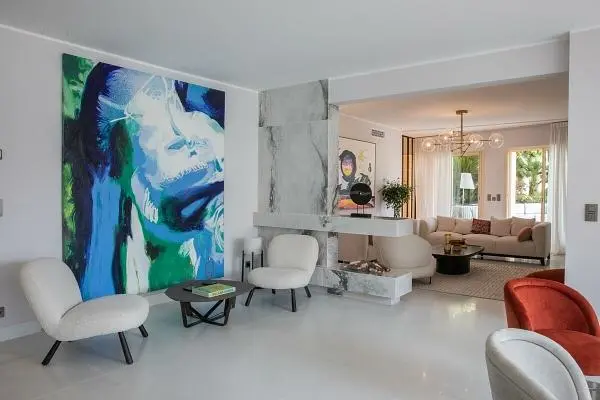 Wohnzimmer; holzboden, tageslicht, moderner stil, hohe decken