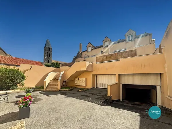 Wohnzimmer; holzboden, tageslicht, moderner stil, hohe decken