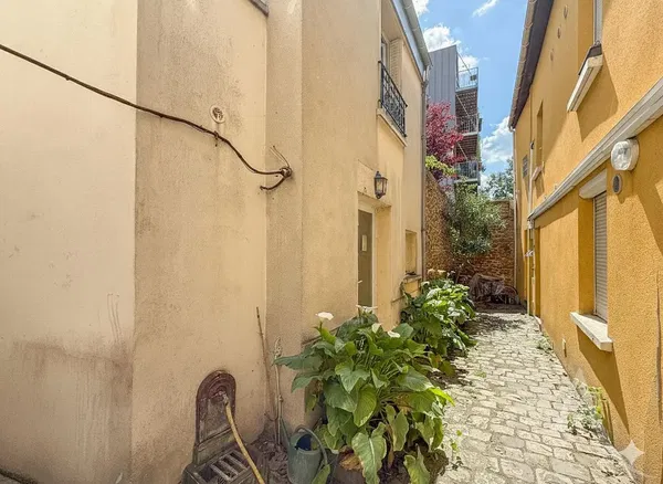Salon; parquet, lumière naturelle, style moderne, hauteur sous plafond