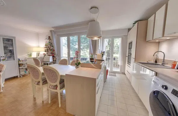 Wohnzimmer; holzboden, tageslicht, moderner stil, hohe decken