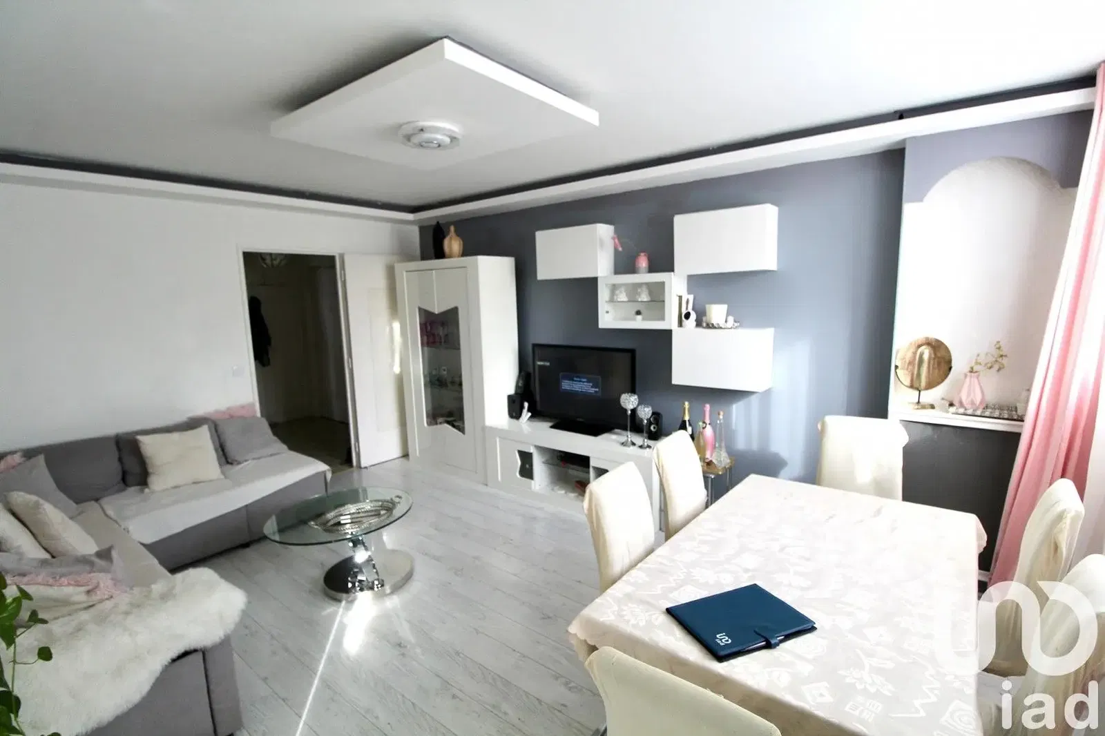 Wohnzimmer; holzboden, tageslicht, moderner stil, hohe decken