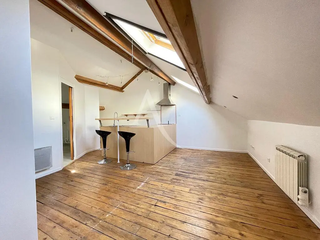 غرفة معيشة; أرضية خشبية, ضوء طبيعي, أسلوب عصري, أسقف عالية