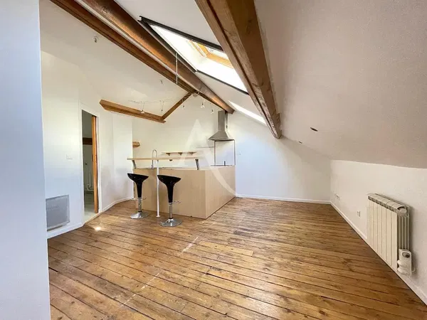 Wohnzimmer; holzboden, tageslicht, moderner stil, hohe decken