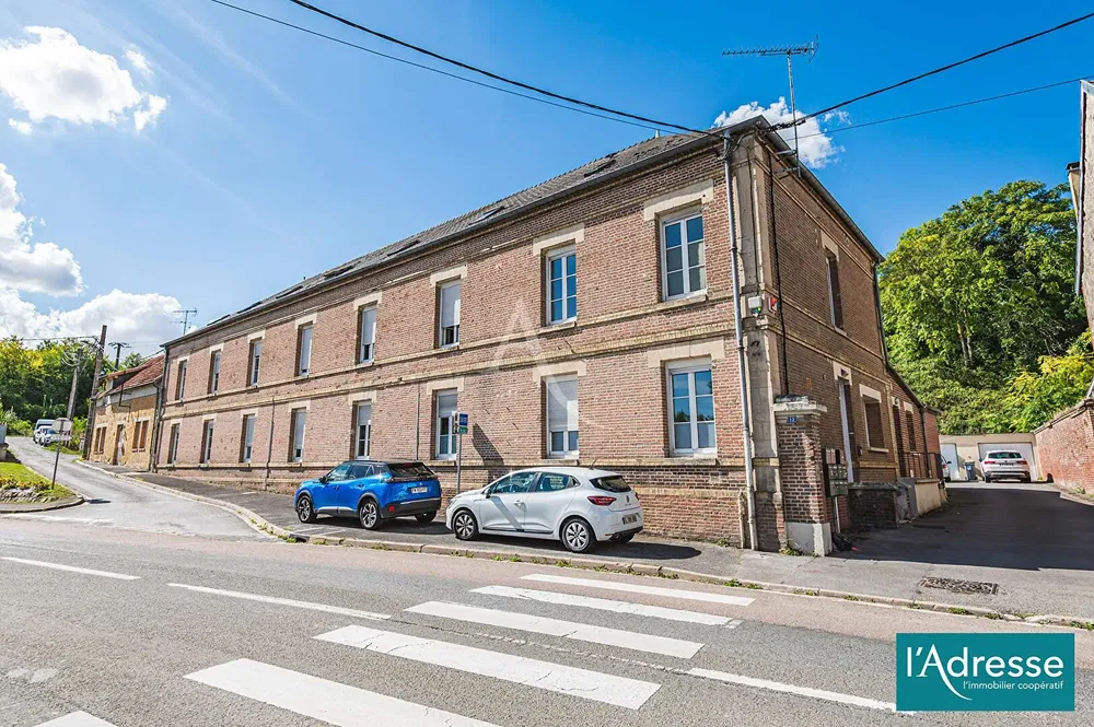 Salon; parquet, lumière naturelle, style moderne, hauteur sous plafond