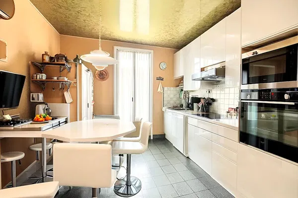 Cuisine; électroménager, parquet, lumière naturelle, style moderne, rénové