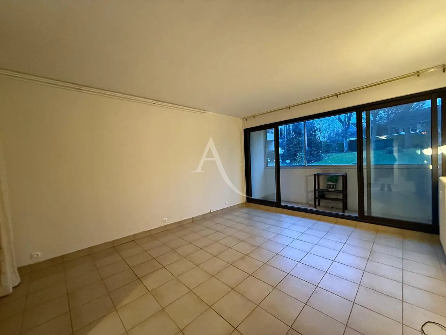 غرفة معيشة; أرضية خشبية, ضوء طبيعي, أسلوب عصري, أسقف عالية