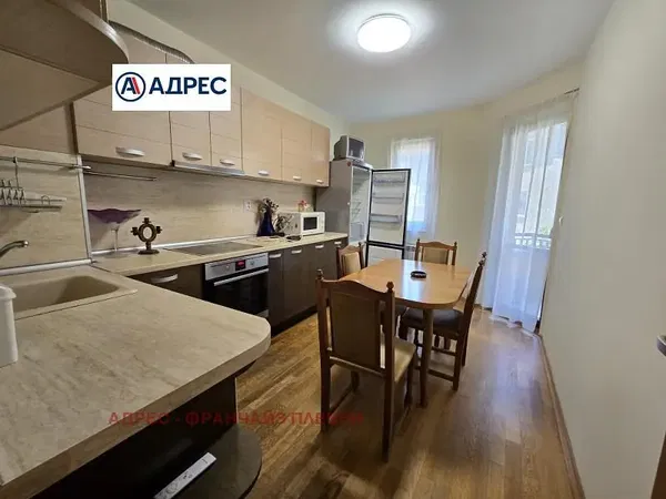 Wohnzimmer; holzboden, tageslicht, moderner stil, hohe decken