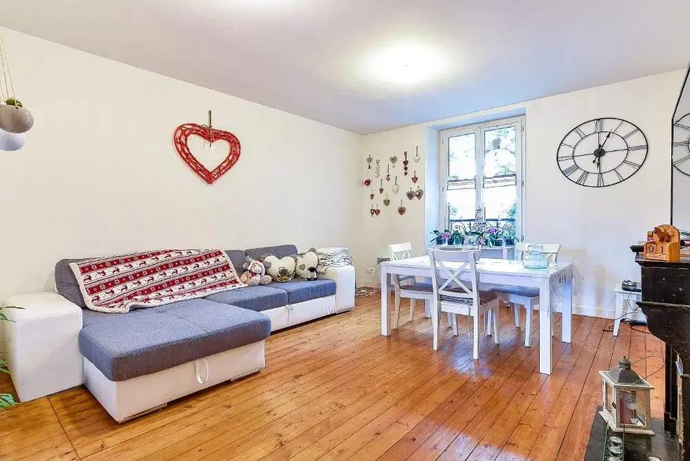 Salon; parquet, lumière naturelle, style moderne, hauteur sous plafond