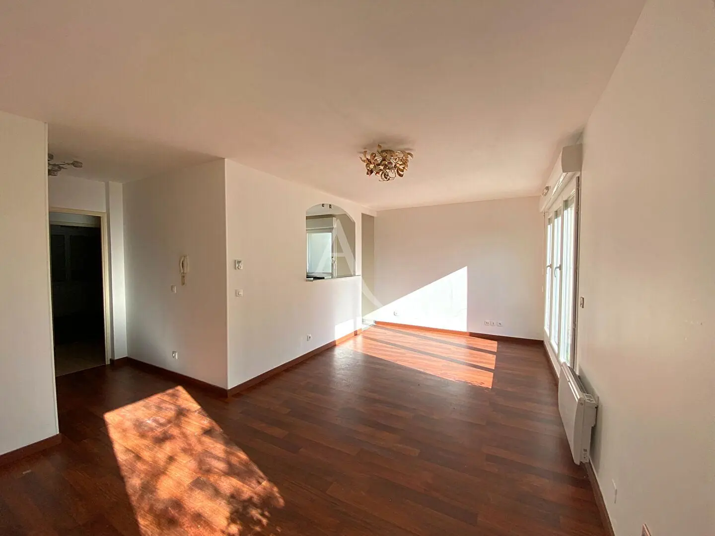 Cuisine; électroménager, parquet, lumière naturelle, style moderne, rénové