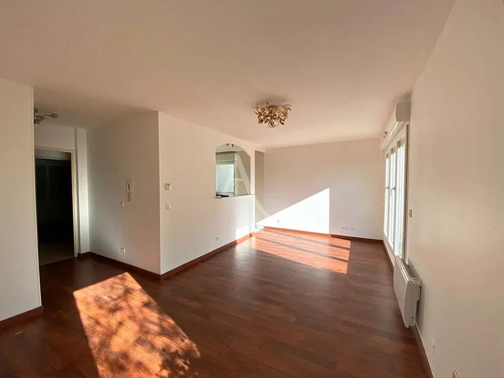 Cuisine; électroménager, parquet, lumière naturelle, style moderne, rénové