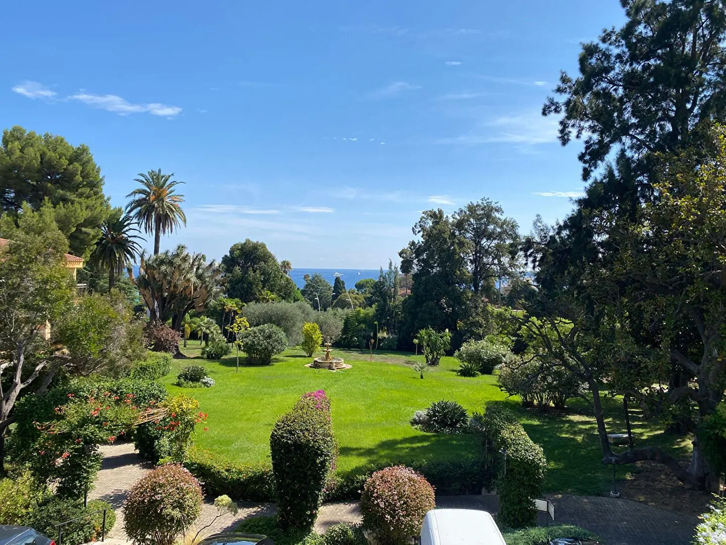 Oturma odası; ahşap zemin, doğal ışık, modern stil, yüksek tavan