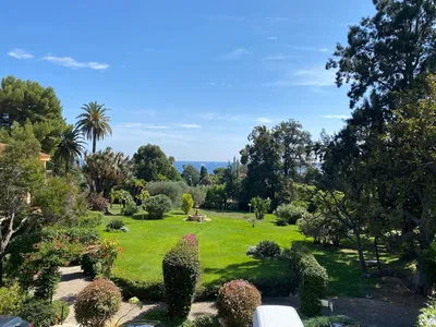 Oturma odası; ahşap zemin, doğal ışık, modern stil, yüksek tavan