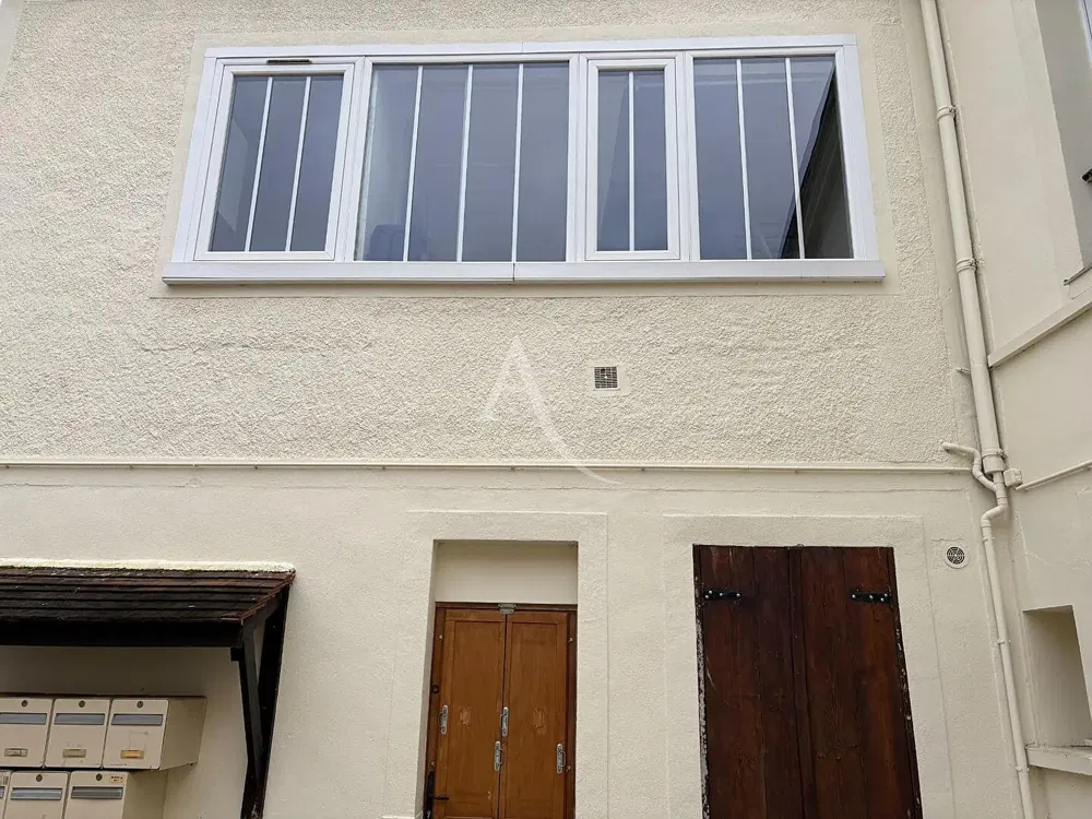 Soggiorno; pavimento in legno, luce naturale, stile moderno, soffitti alti