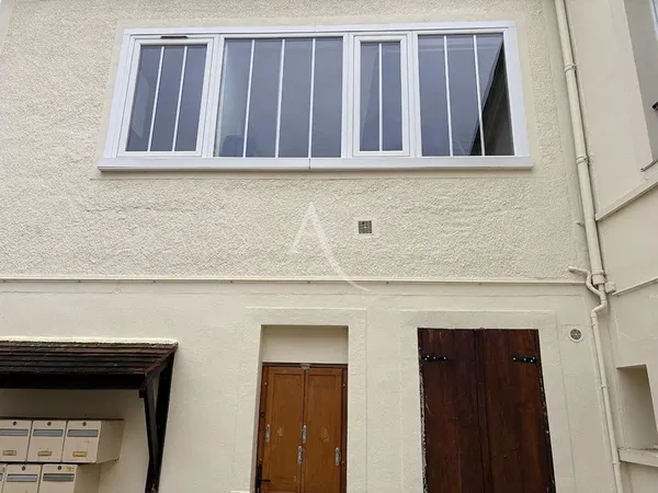 Soggiorno; pavimento in legno, luce naturale, stile moderno, soffitti alti