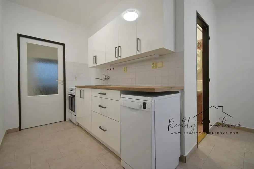 Wohnzimmer; holzboden, tageslicht, moderner stil, hohe decken